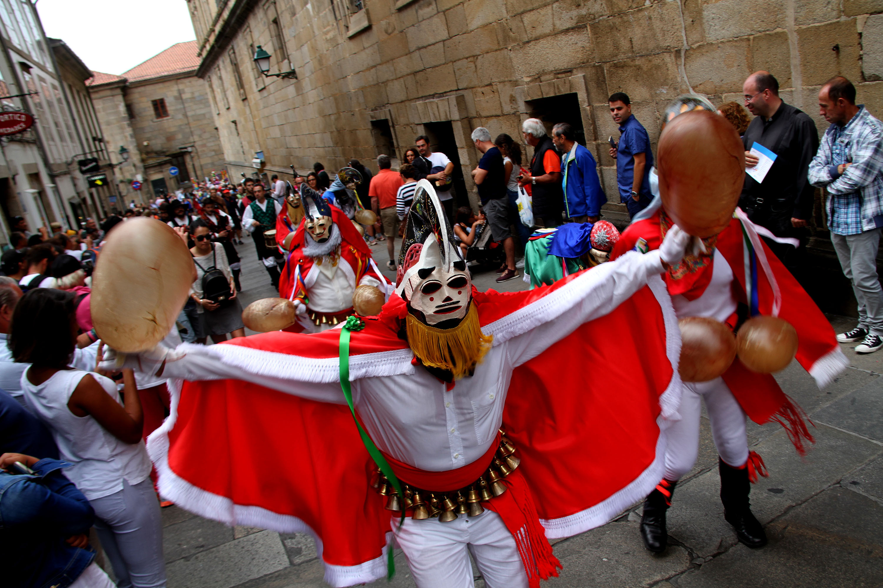 El carnaval de Galicia se exhibe en Santiago con más de 200 participantes