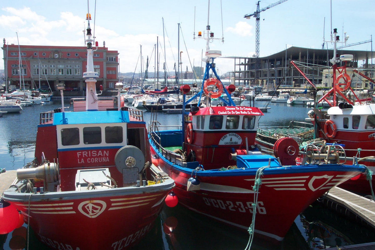 A Coruu00f1a Barcos pesqueros en la Du00e1rsena de la Marina (La Coruu00f1a)