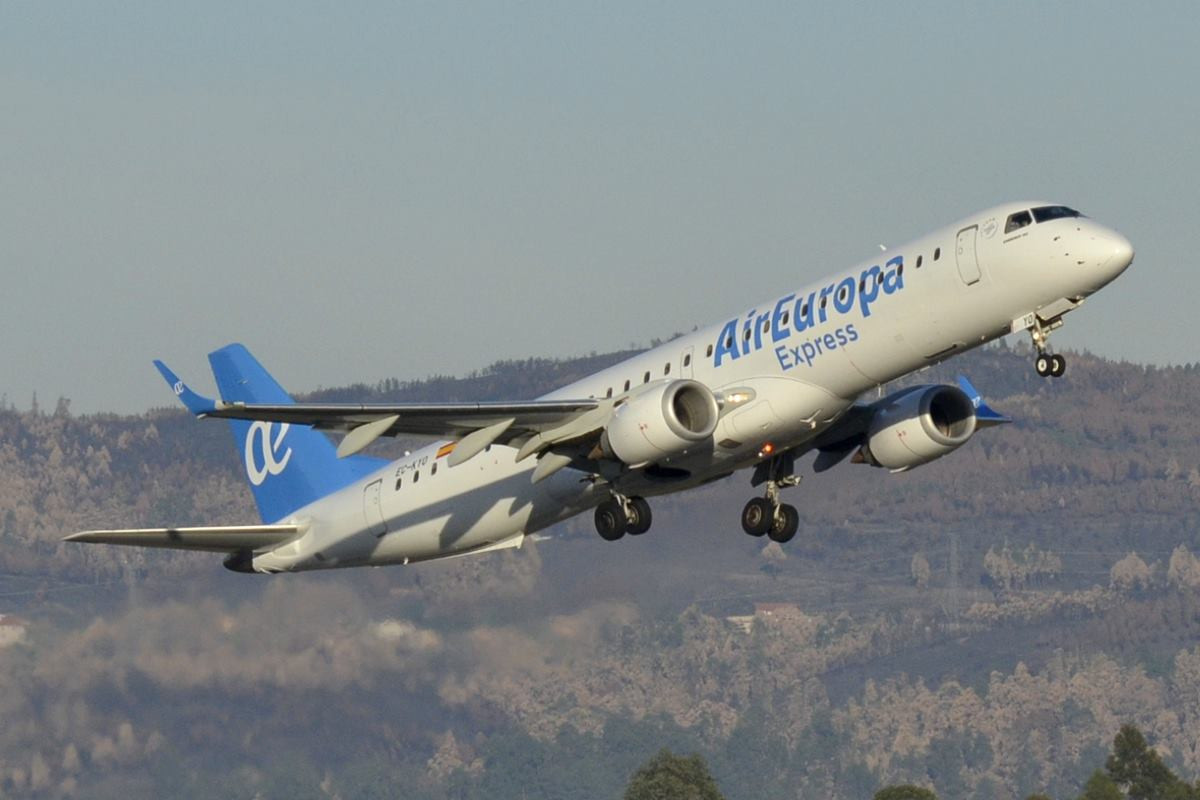 Un Embraer 195 de Air Europa Express despegando de Vigo