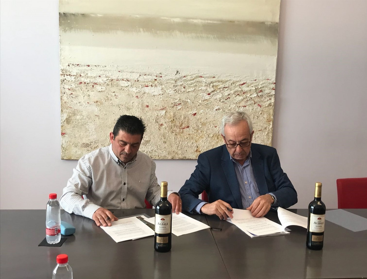 Firma del acuerdo con Fu00e9lix Solu00eds entre los presidentes del Valdepeu00f1as y del grupo bodeguero