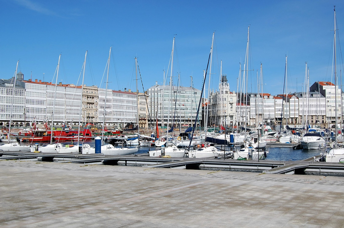 A Coruu00f1a El Puerto y sus caracteru00edsticas galeru00edas blancas.