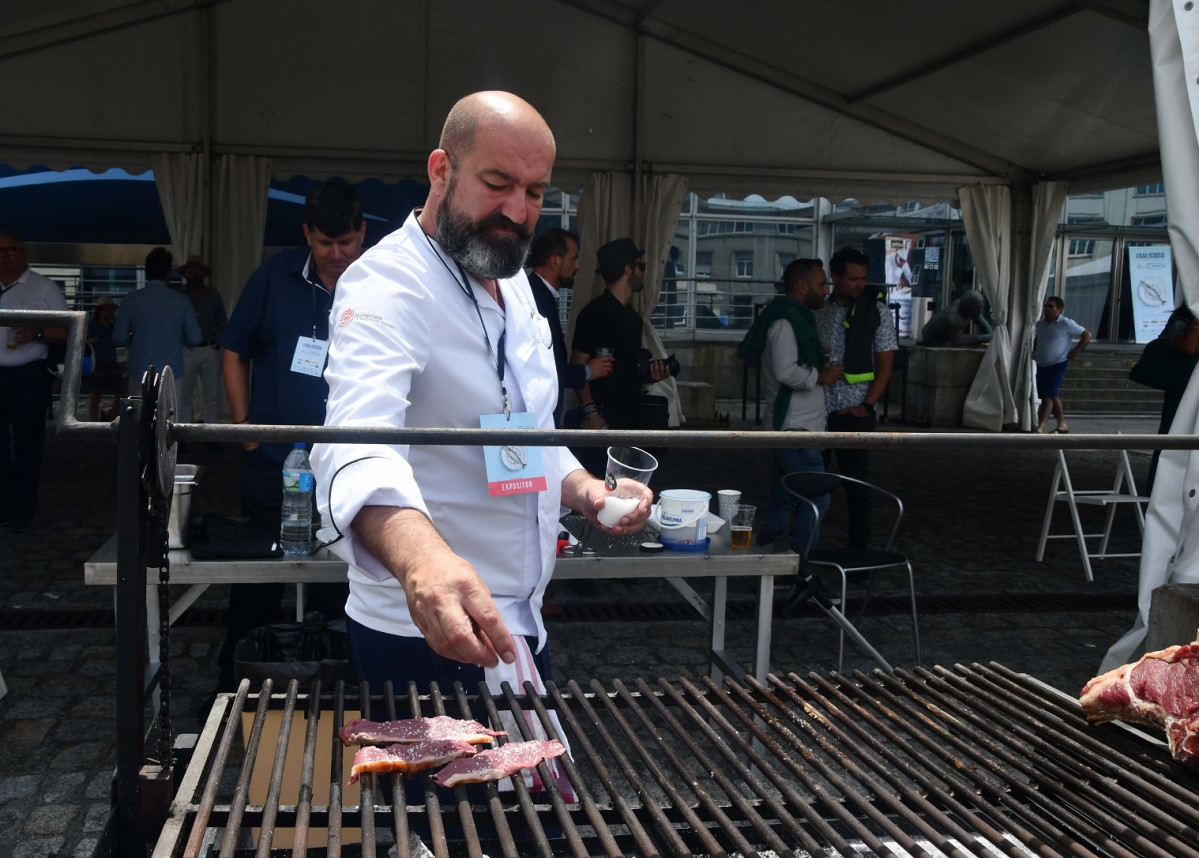 FOTO ATLAu0301NTICA GASTRONOu0301MICA Paco Gou0301mez, de la Pulperiu0301a Asador A Feira, se convierte en el ganador del Campeonato de Parrilla de Carne de Atlau0301ntica Gastronou0301mica 2