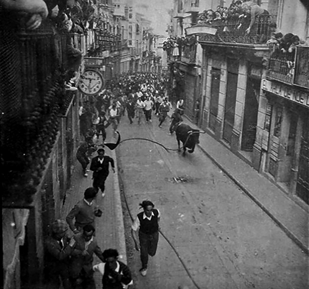 02 Toro Enmaromado en la calle La Rua (1947)