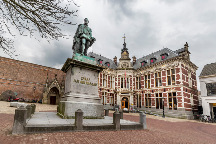 UTRECH La estatua del conde Jan van Nassau en el Domplein
