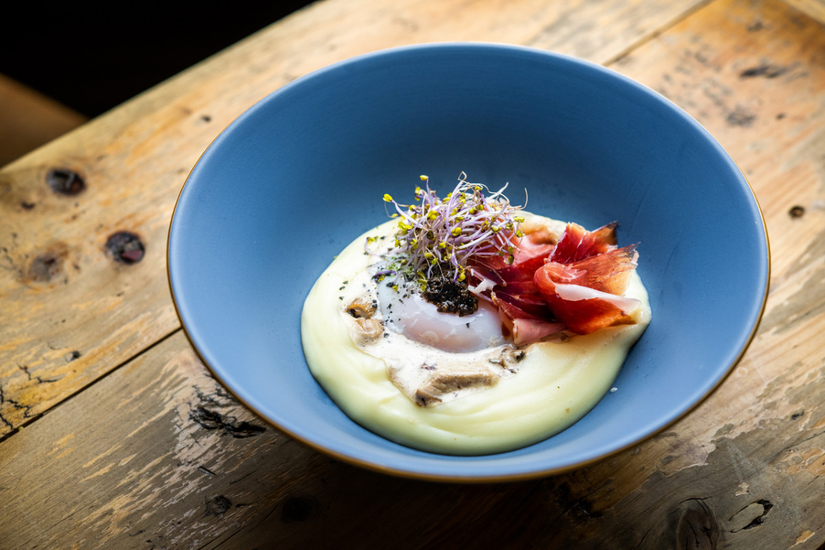 Huevo trufado con  boletus y jamón ibérico de Bendita Locura 2