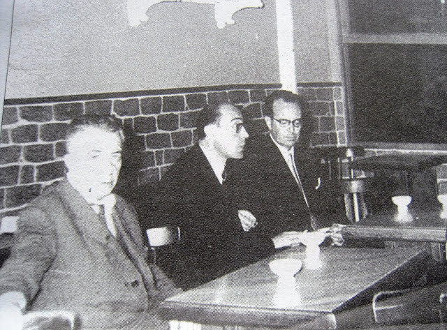 Ilustración 111. Rubén García Álvarez (centro) con Anxel Fole (izq) y García Sabell en bar Evencio, Ribadavia