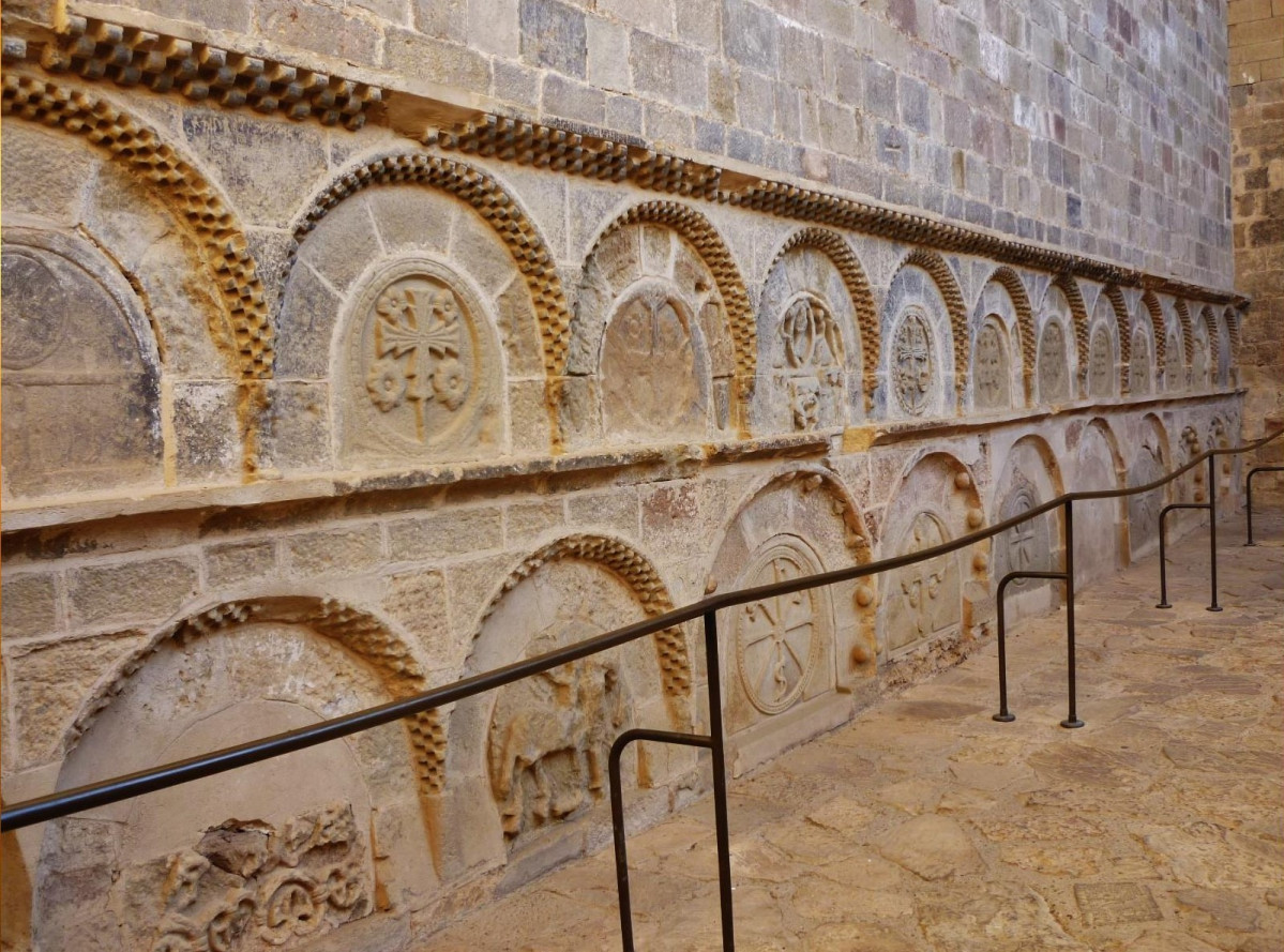 Huesca Panteu00f3n Real, de estilo neoclu00e1sico, erigido en el u00faltimo tercio del siglo XVIII, San Juan de la Peu00f1a 2