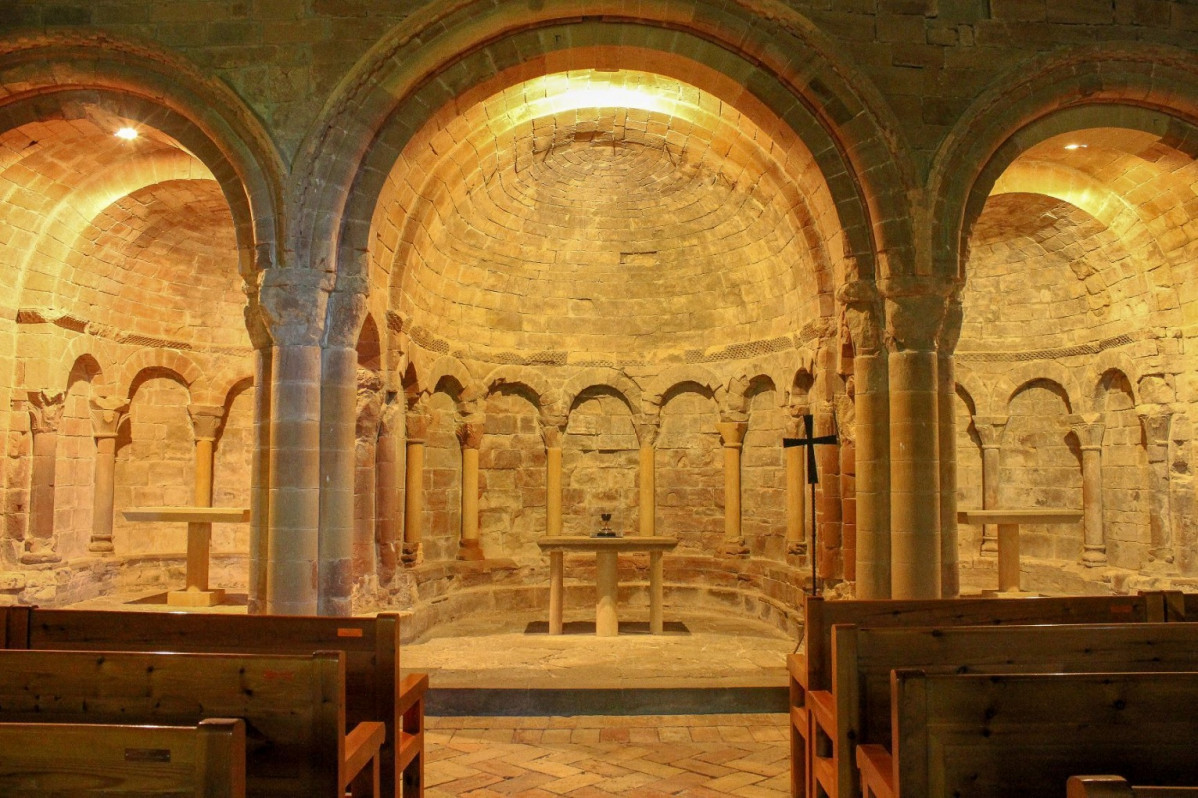 Huesca San Juan de la Peu00f1a Altar y ru00e9plica del Santo Grial.