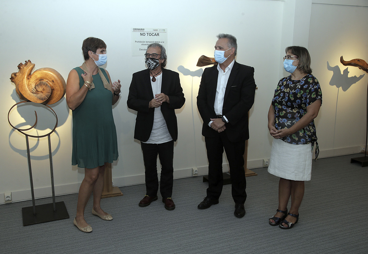 Foto de familia de la inauguración de la exposición de Teo Calvo en el Museo Tiflológico (1)