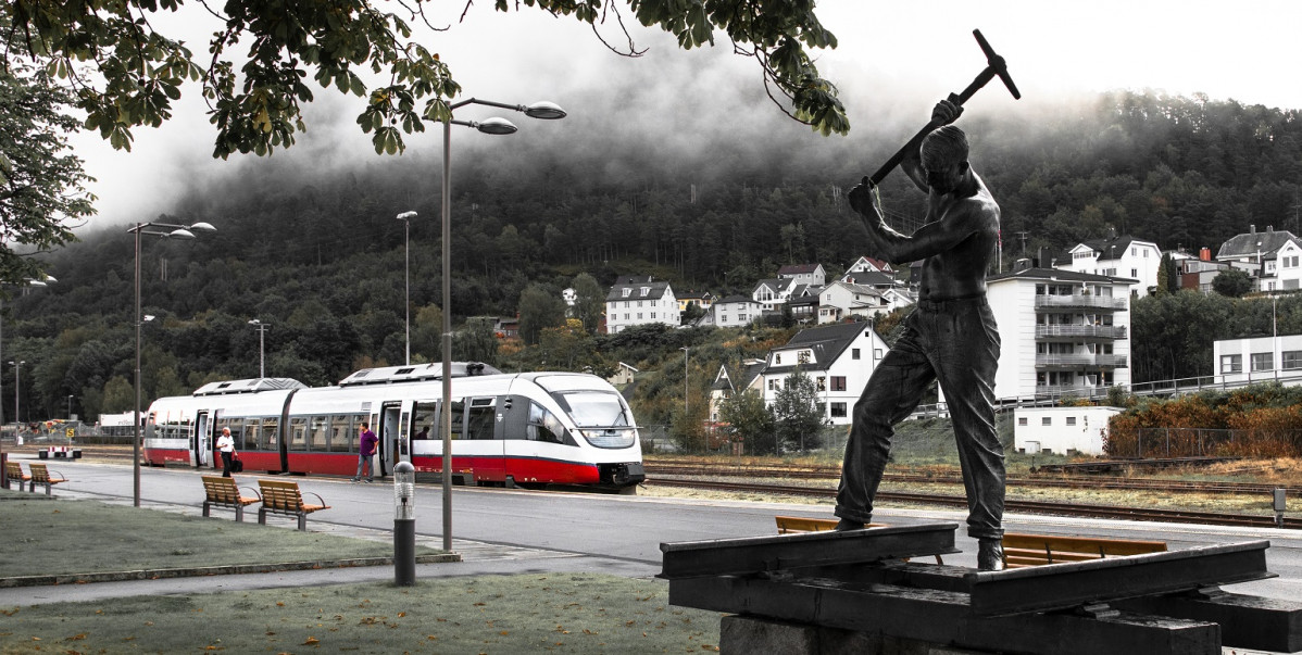 u00c5ndalsnes Railway Station and Navvy statue 1500