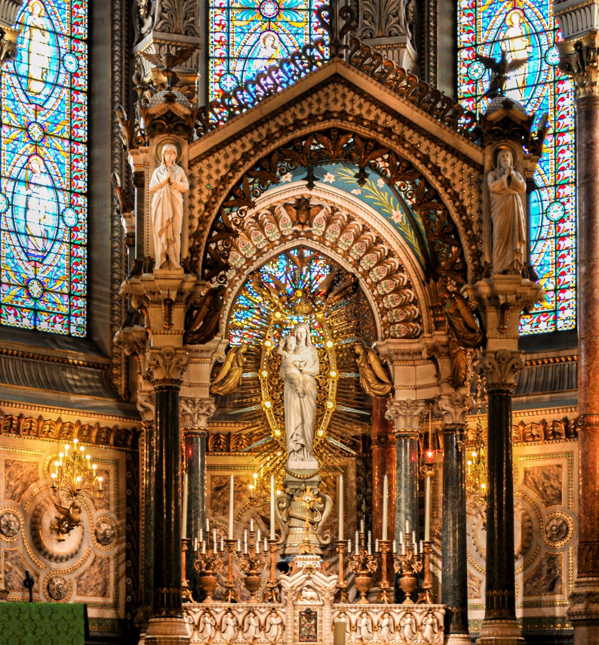 Lyon altar de la virgen Basilique Notre Dame de Fourviu00e8re recortada vertical 1500