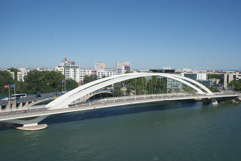 Vista del puente Raymond Barre desde el Musée des Confluences de Lyon.