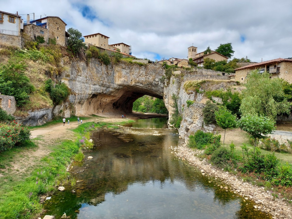 Puentedey. Puente natural sobre el río Nela, Burgos