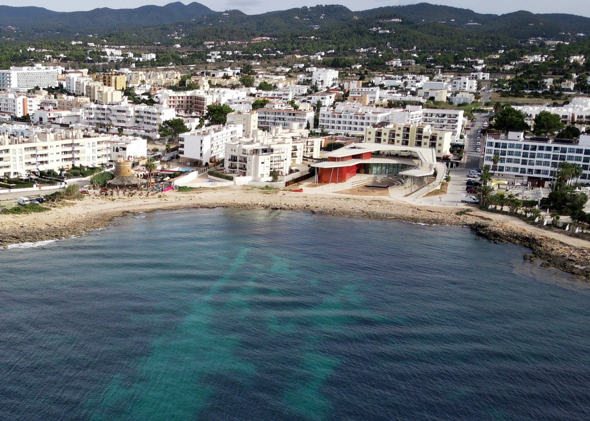 Ibiza. Auditorio Calu00f3 de s'Oli en la bahu00eda de Portmany