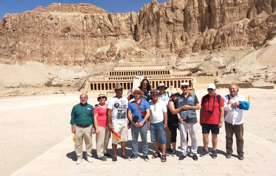 Visita al templo de Hatshepsut de los integrantes del grupo VISION y UIPT de España, Chile y Colombia, con un un excelente guia Munir (3º a la izq.)