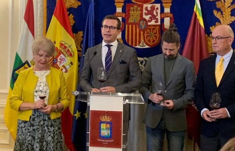 Cata Ecovinos (El presidente del Centro Riojano, Jose Antonio Rupu00e9rez, segundo por la izquierda) (1)