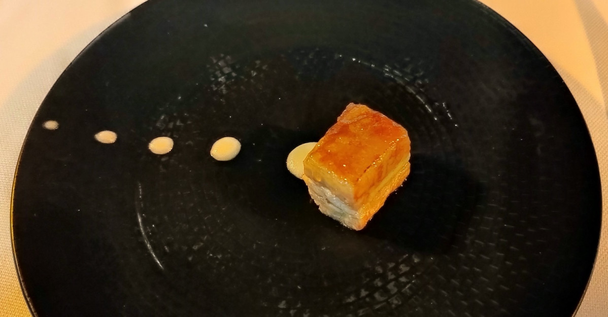 Milhojas caramelizado de anguila ahumada y foie gras en Ola