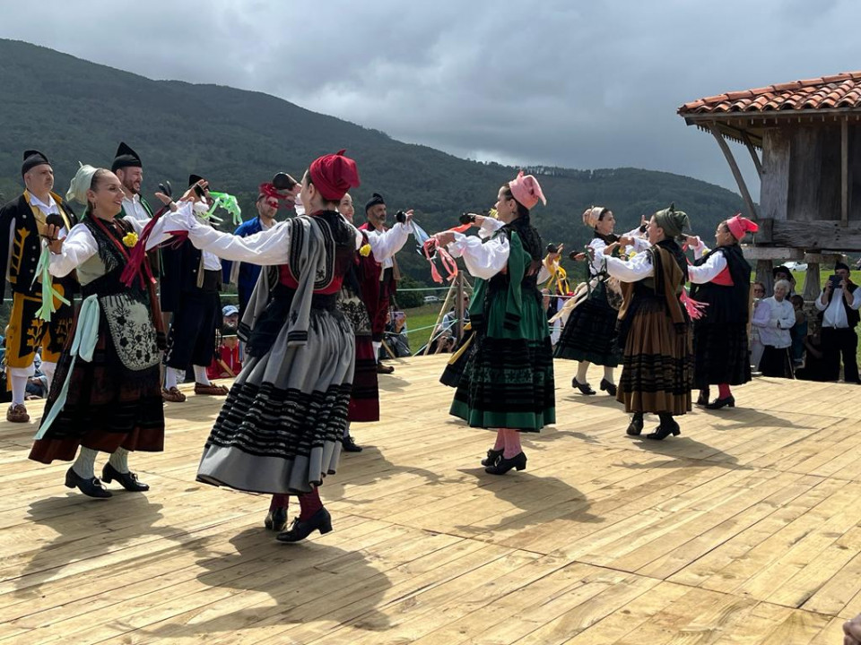 Musica y bailes asturianos en La Regalina