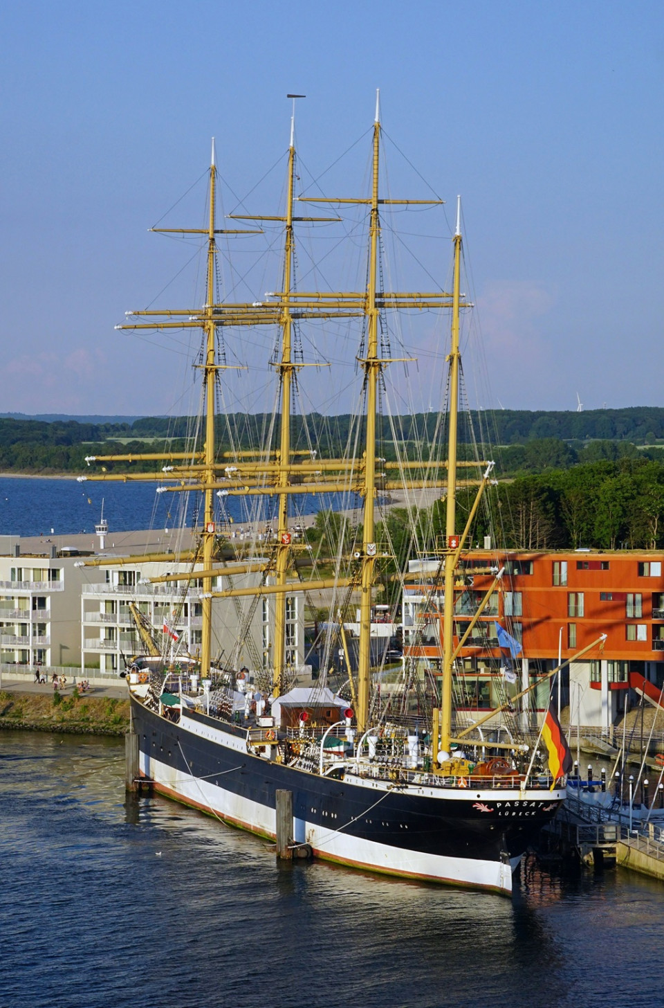 Barco en Travemünde, Rio Trave, en la desenbocadura del Baltico, Lübeck