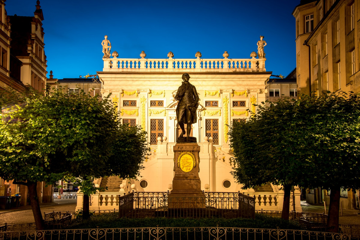 Leipzig, estatua en honor al dramaturgo, novelista, poeta y naturalista alemu00e1n Johann Wolfgang von Goethe, en pleno centro de Leipzig 2020