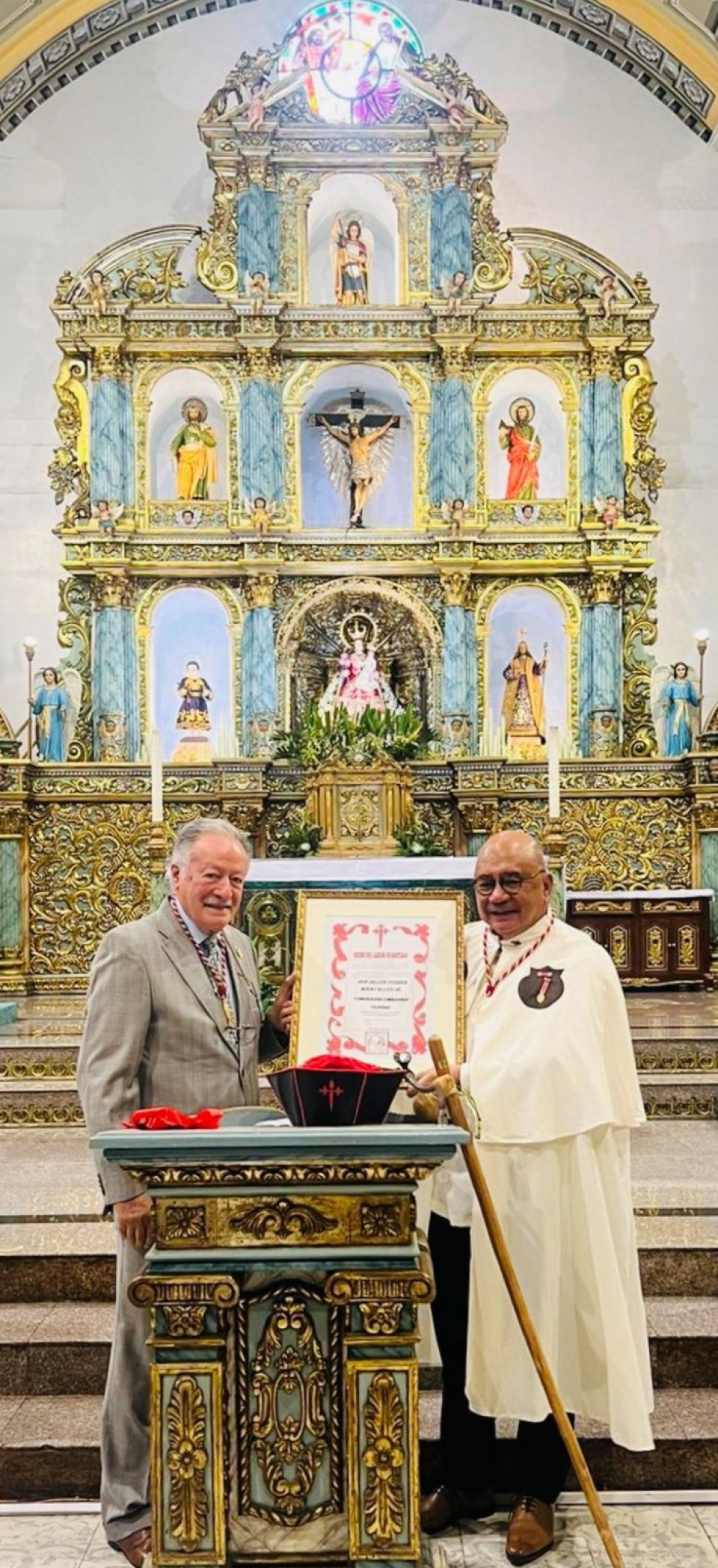 José Rodriguez,  Delfin Ferrer, muestra el diploma acreditativo de comendador de la Orden en Filipinas