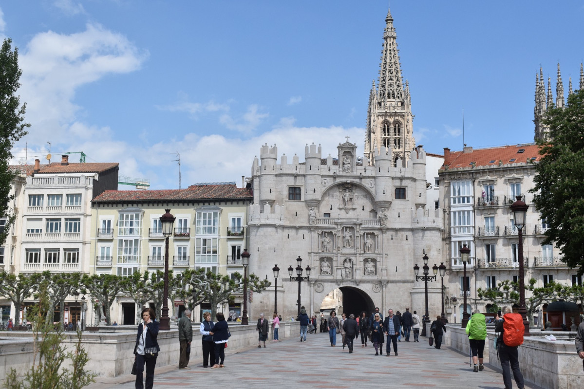 Burgos, Arco de Santa Maru00eda y  Puente del mismo nombre