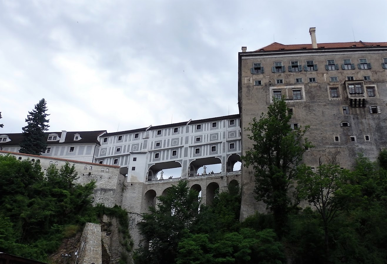 CeskyKrumlovelviaductoqueunelasdospartesdelcastillo