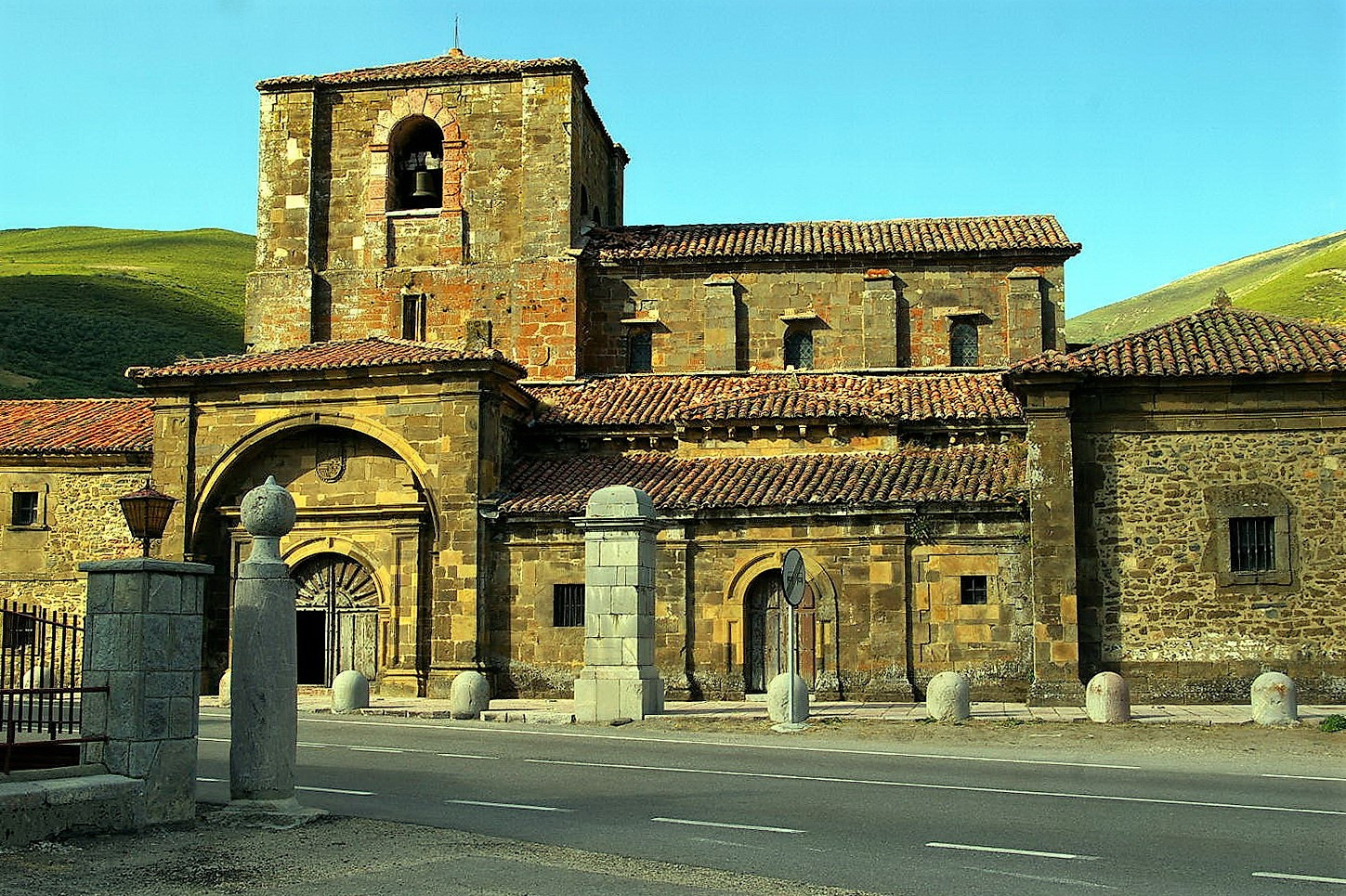 ColegiatadeSantaMaradeArbas