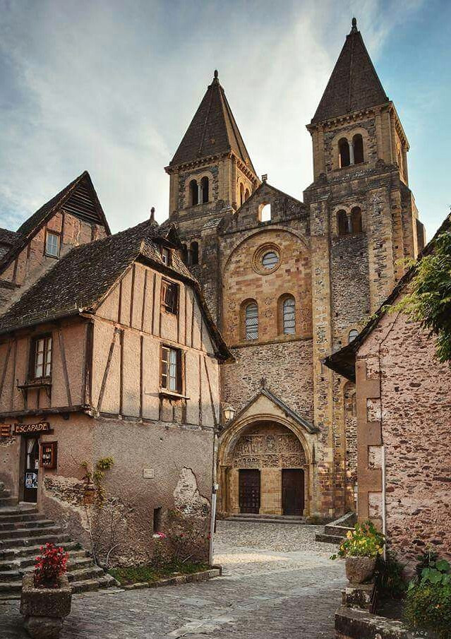 Conques, la perla de Aveyron en Francia