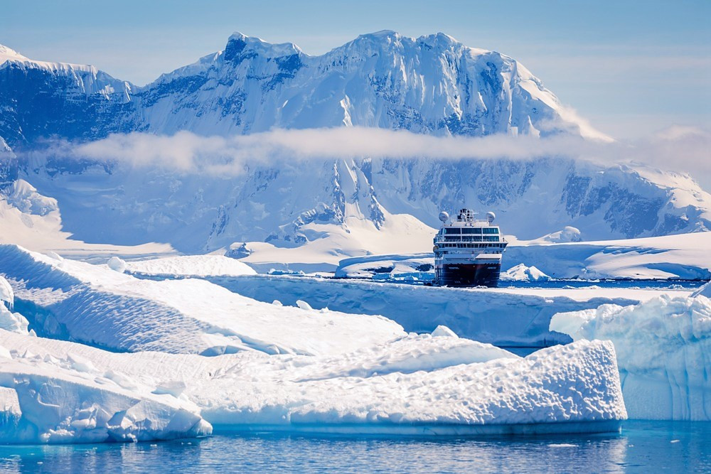 MSMidnatsolAntarcticaHGR114056 