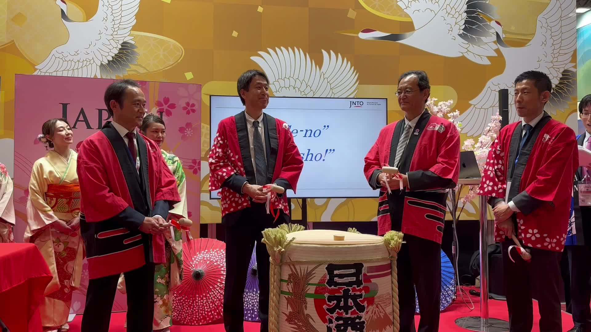 Ceremonia de abrir el barril, Kagami-biraki” (abrir el cristal)