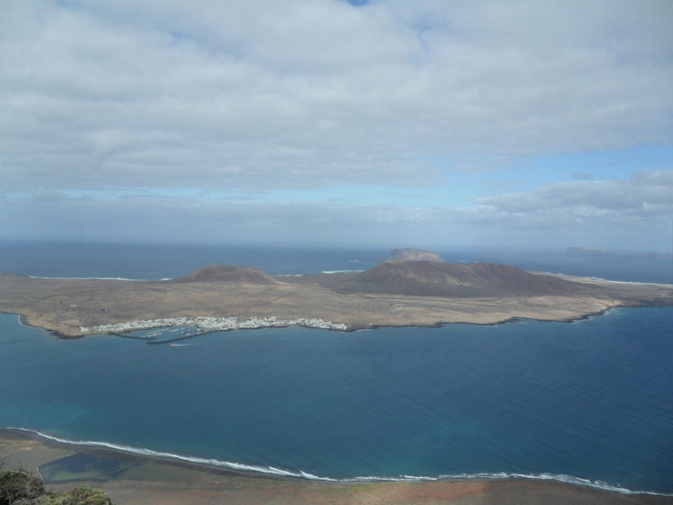 Lanzarote  MiradordelRiovistasdelagraciosaalegranzaymontaaclara.SAM 2882.1560 1