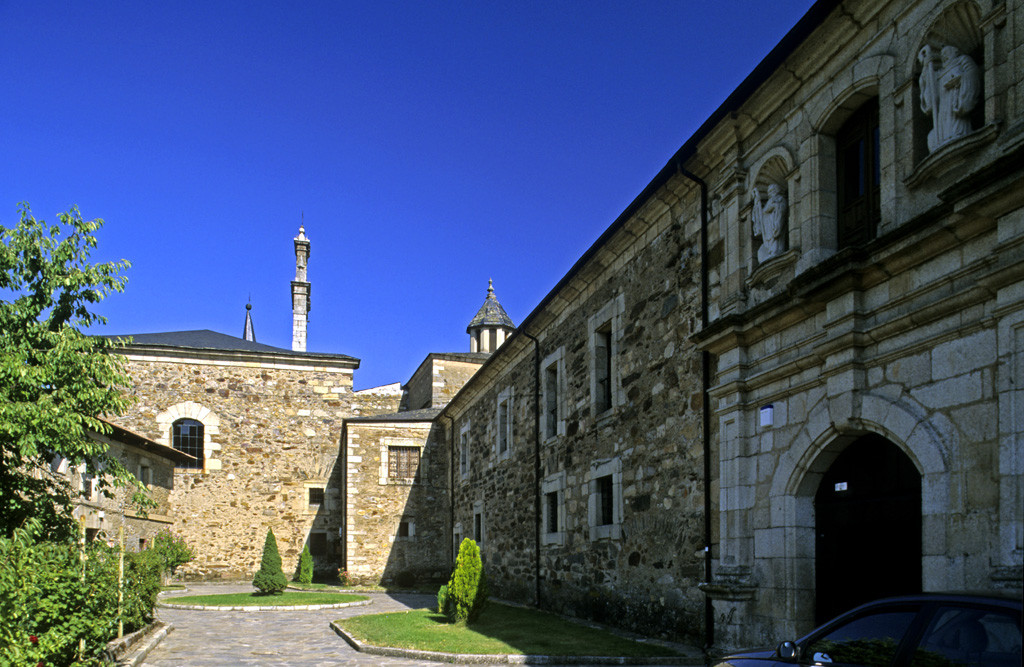 Camino del Manzanal06. Monasterio de San Miguel de las Dueu00f1as