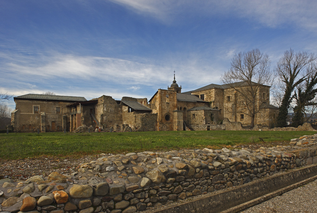 Camino Frances08. Carracedeo del Monasterio. Monasterio de Santa Maria de Carracedo