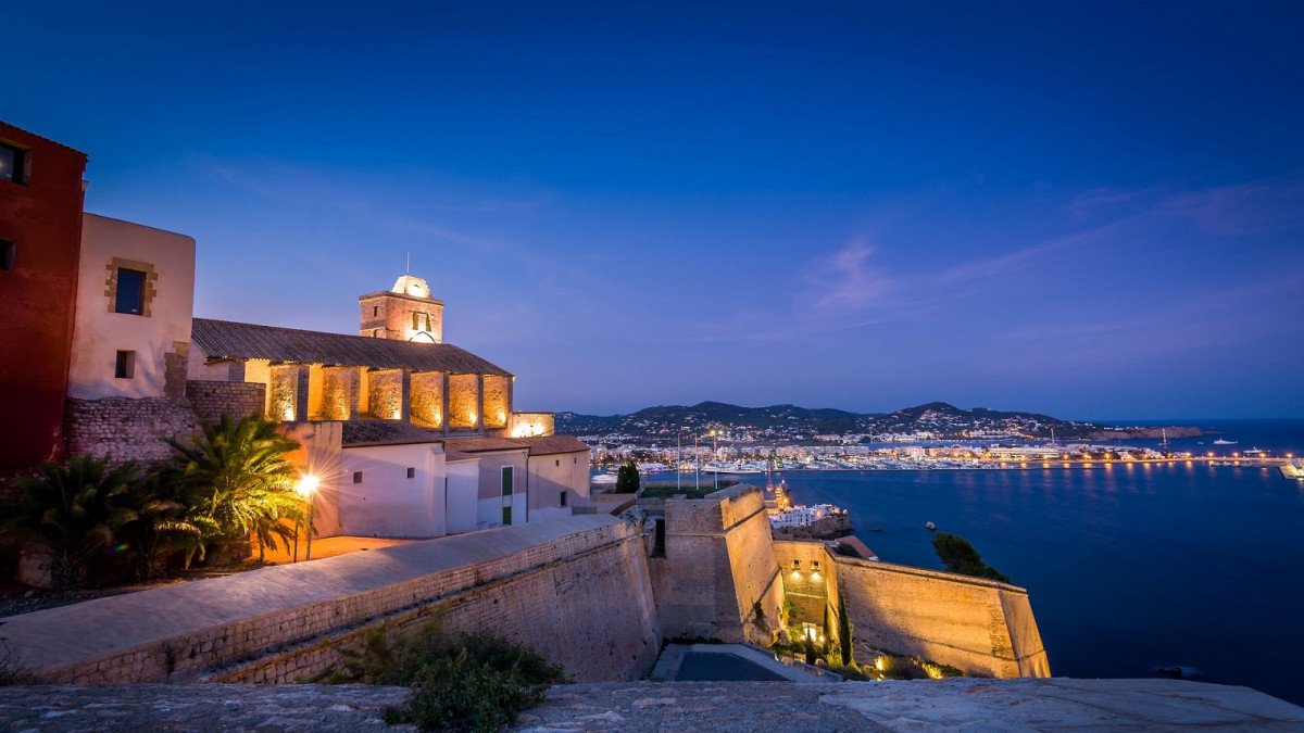 Ibiza pasear entre las  murallas de dalt vila img0