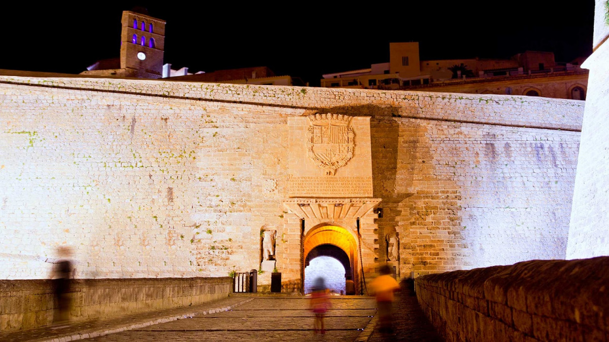 Ibiza pasear entre las  murallas de dalt vila img3