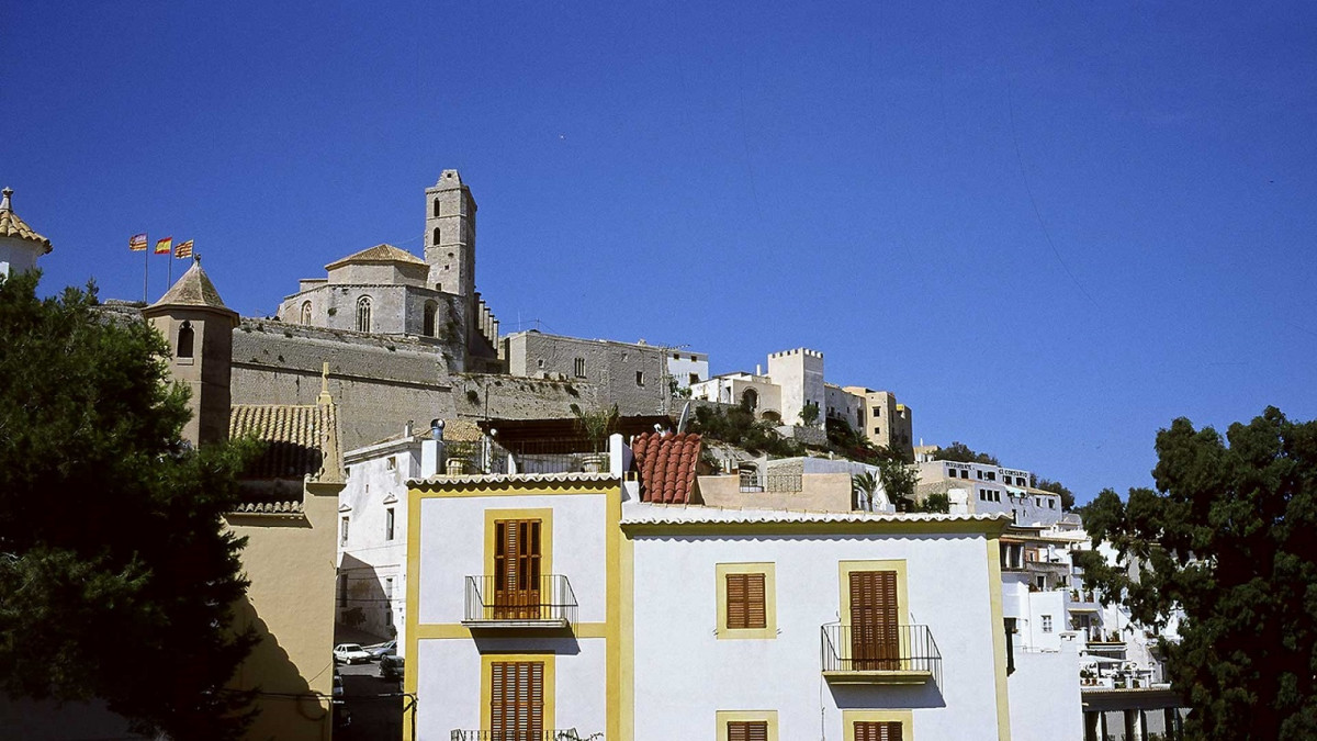 Ibiza pasear entre las  murallas de dalt vila img2