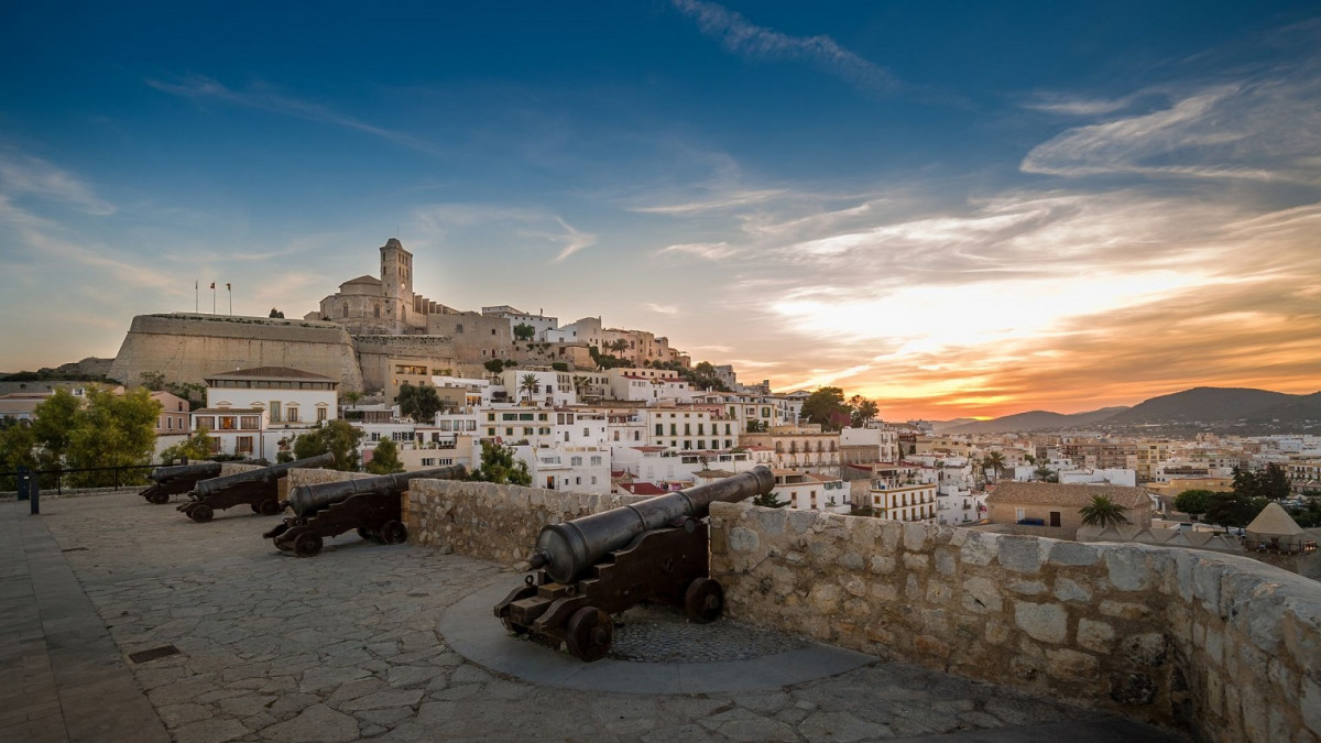 Ibiza pasear entre las  murallas de dalt vila img4 1520