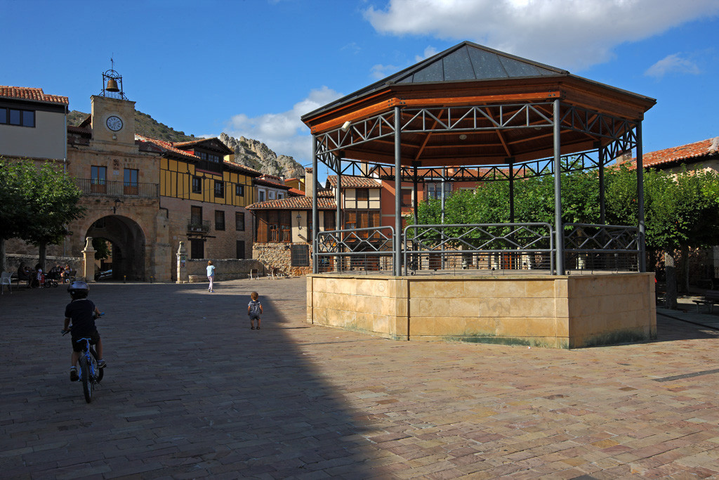 Poza de la Sal07. Plaza Nueva