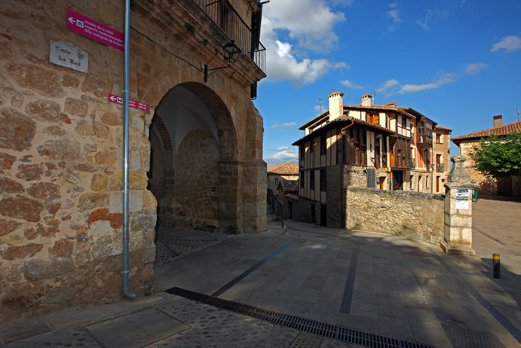 Poza de la Sal04. Puerta de la Muralla y Arquitectura Popular