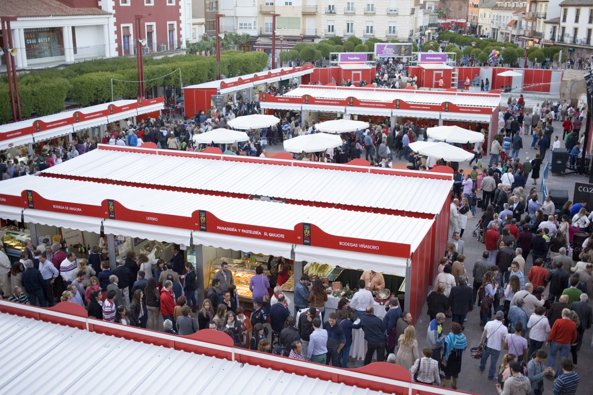 Feria de los Sabores. Alcu00e1zar de San Juan. Vista general stands plaza de Espau00f1a
