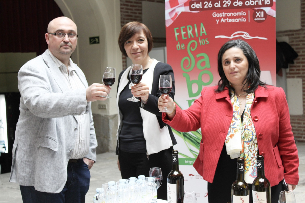 De izq. a dcha. u00c1ngel Ortega, gerente de la DO La Mancha, Rosa Melchor, alcaldesa de Alcu00e1zar de San Juan, y Rosa Idalia Cruz, concejala de Turismo (1)
