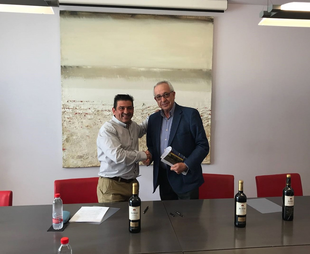 Firma contrato Viu00f1a Albali Valdepeu00f1as