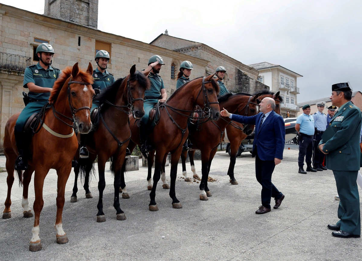 Losada saluda a efectivos de caballeru00eda de la Guardia Civil, durante el acto en Sarria 1500
