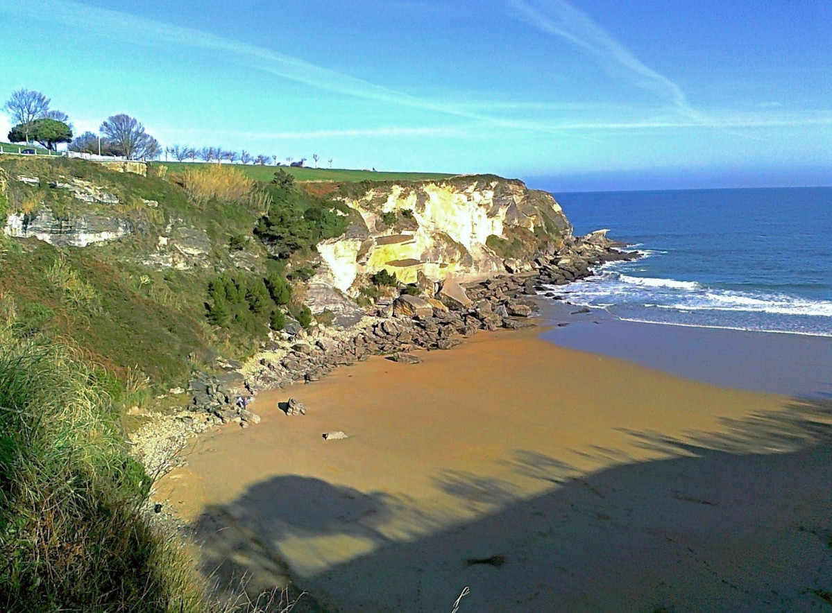 Santander Acantilados al norte de la Playa de Mataleu00f1as en direcciu00f3n al Cabo Mayor