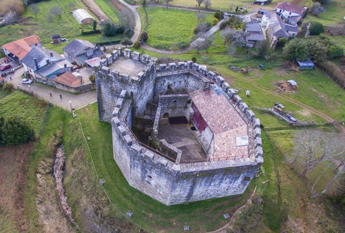 A coruu00f1a Castillo de Moeche vist aerea