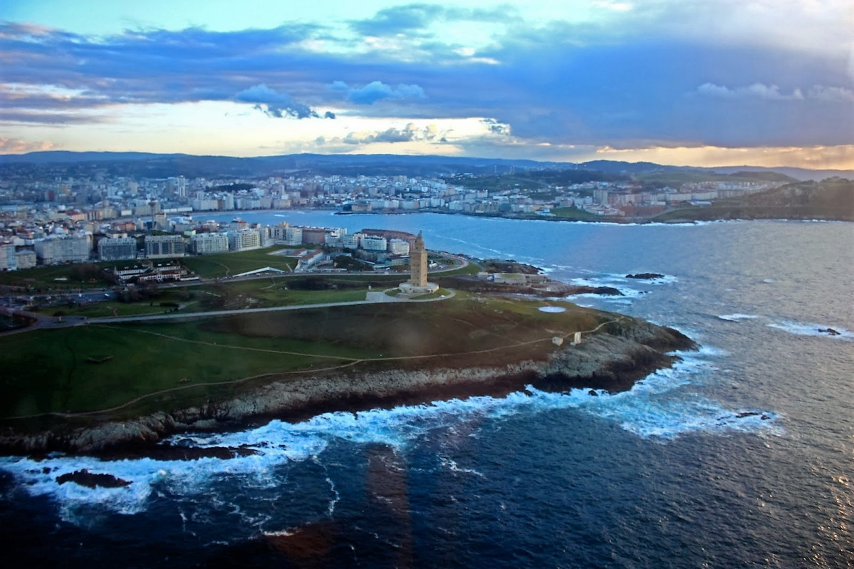 A CORUu00d1A TORRE DE HERCULES DESDE EL AIRE