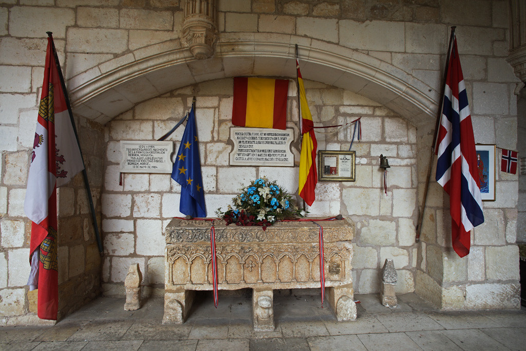 Sepulcro de la Princesa Kristina01. Claustro de la Ex Colegiata de San Cosme y San Damian