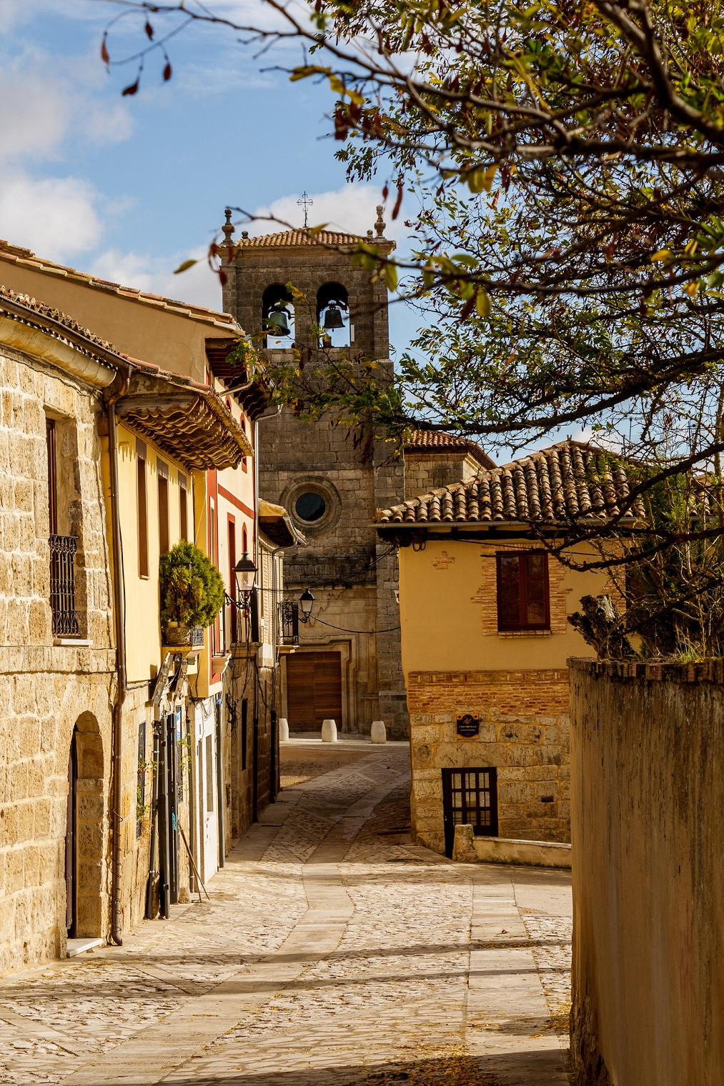 CASTROJERIZ. CALLE REAL DE ORIENTE E IGLESIA DE SANTO DOMINGO 1520