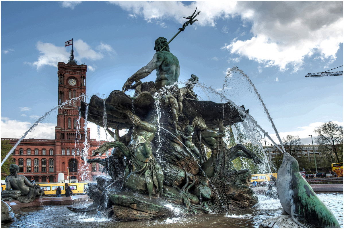 Berlu00edn FUENTE DE NEPTUNO Y ROTES RATHAUS  BERLu00cdN 
